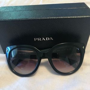 PRADA Cat eye Sunglasses